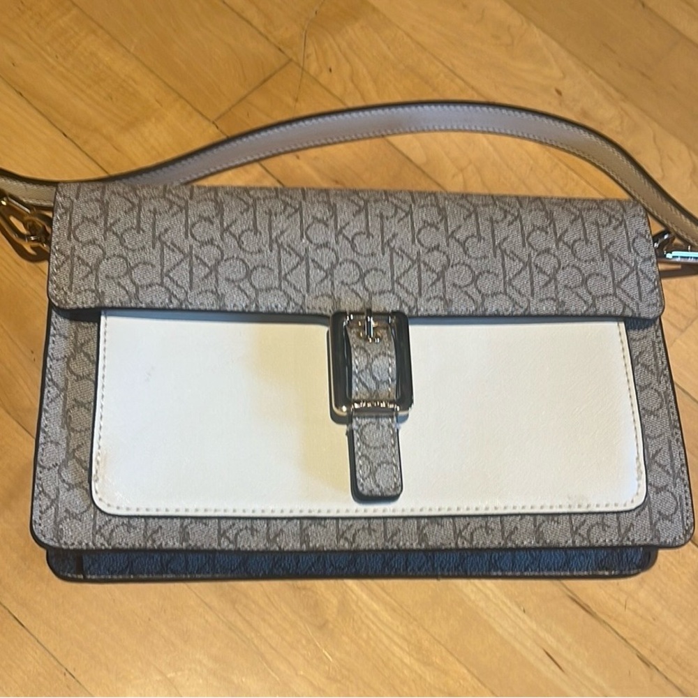 Calvin Klein Tan and White Shoulder Bag with Sophisticated Design